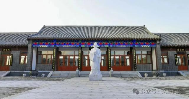 周末向北，去济南这个小县城里摘桃、吃鸡、泡温泉，恣儿得很！
