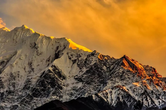 直击梅里雪山日照金山！太子十三峰云雾缭绕，仙境不过如此