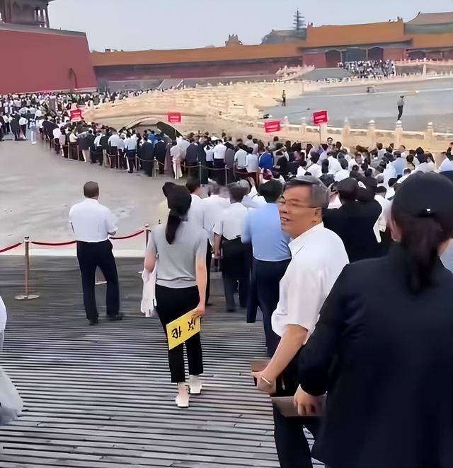 大阅兵后第二天，人性自私自利，展现的淋漓尽致，不请他们就对了
