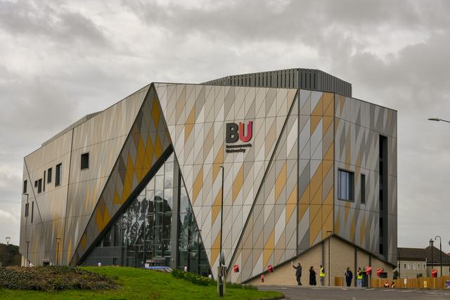 学术与自然的双重奏：伯恩茅斯大学海滩喜提桂冠