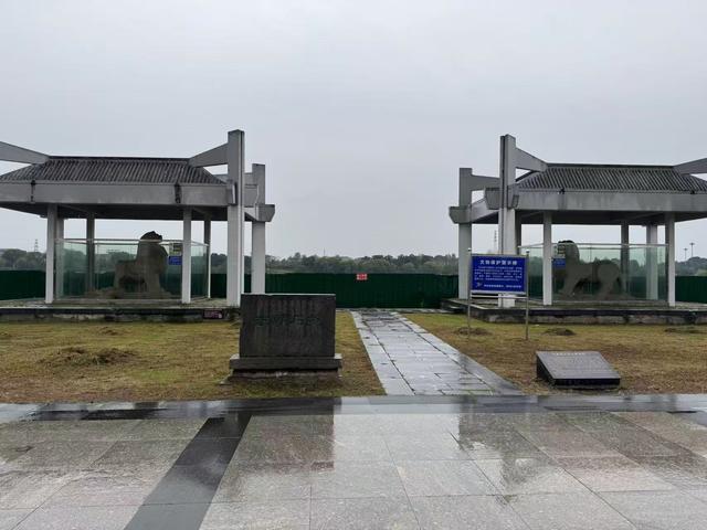 王气销沉处：南京江宁方旗庙南朝石刻前，被雨打湿的帝王魂