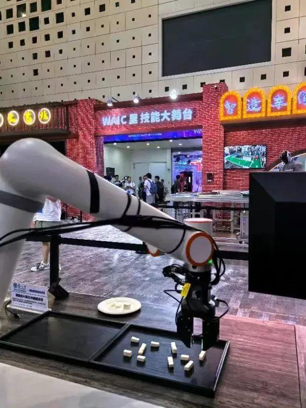 机器人也能有触觉！复旦科研成果亮相世界人工智能大会