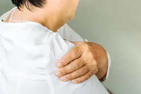 得了肩周炎别再傻傻等“自愈”，坚持做这3个动作才能好利索图片