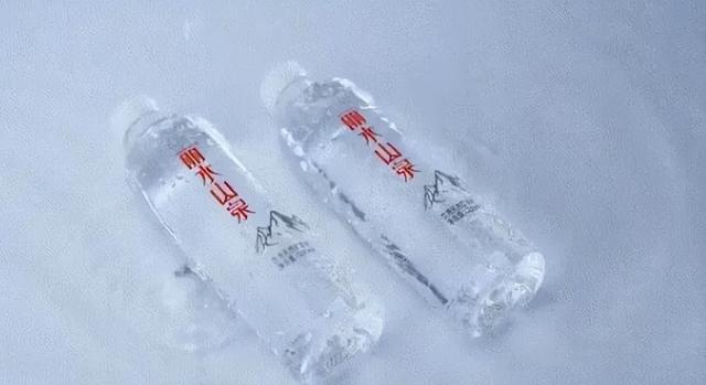 央视国宴上的那瓶水火了！不是娃哈哈，更不是农夫山泉