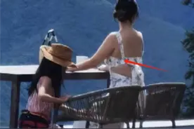 45岁霍思燕带女儿喝下午茶，腋下赘肉抢镜，女儿完美遗传身高图片