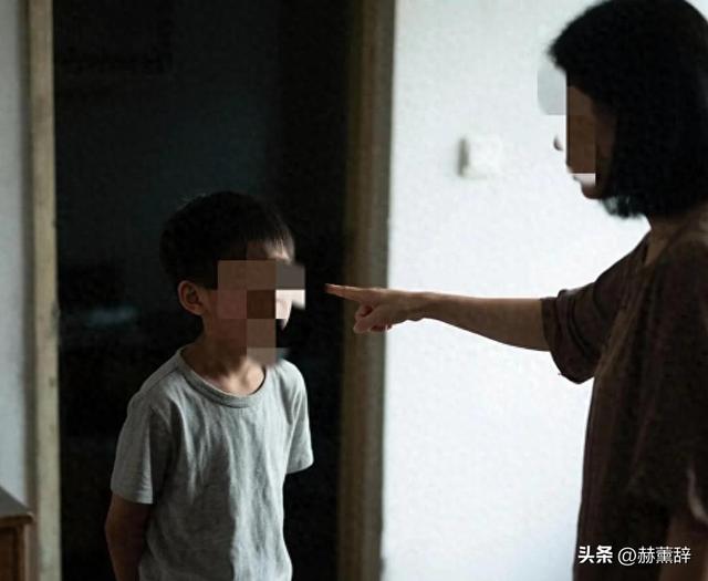 北京乐园女子指责8岁男童乱摸：孩子妈硬刚，警方介入，女子道歉