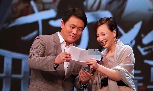 她19岁与导演私奔，在地下室裸婚连生3胎，今被丈夫用9部剧捧红