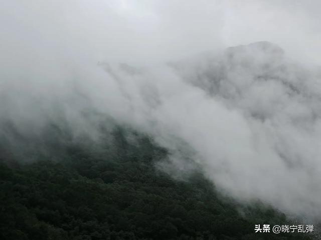 东北避暑游长白山站 山上雨大雾大人发抖 天池就是一个美丽的传说