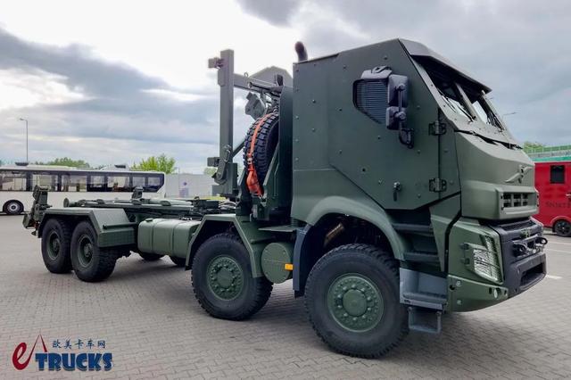 8×8驱动+防弹驾驶室，性能超强悍！实拍沃尔沃FMX军用越野重卡