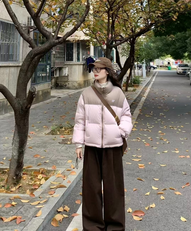 买了条咖色裤子，怎么穿才不土？这几种穿法都好看到尖叫！