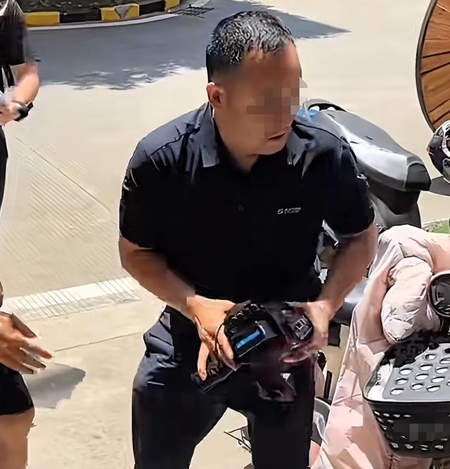 太猖狂！记者被打后续：警方介入，厂家底裤被扒光，这下摊上事了