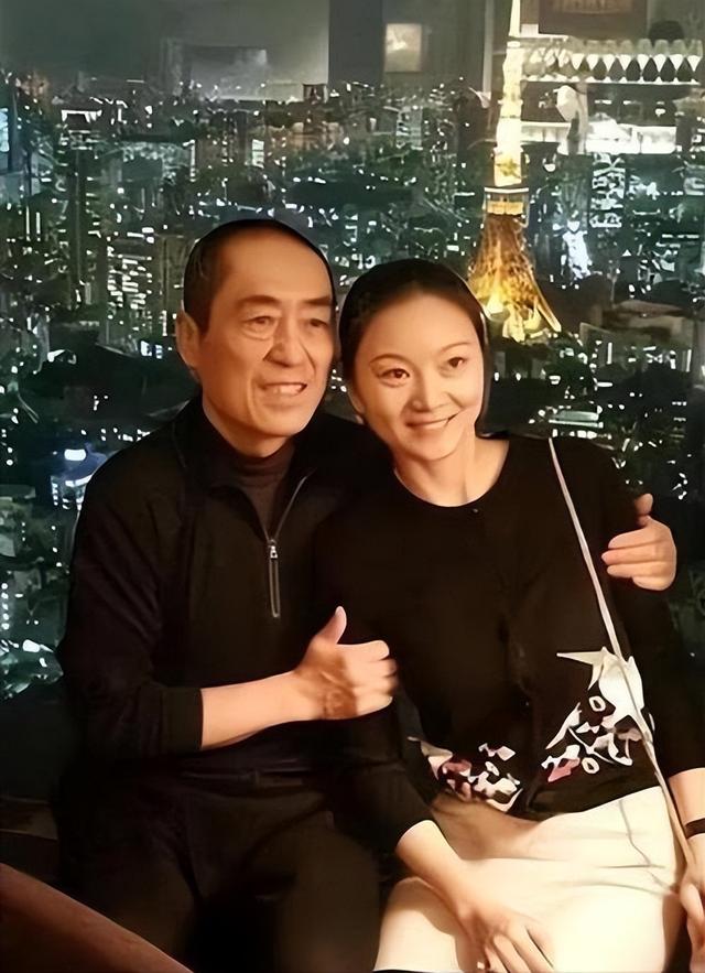 25年恩爱抵不过残酷现实，74岁张艺谋年老色衰，43岁陈婷开的正艳