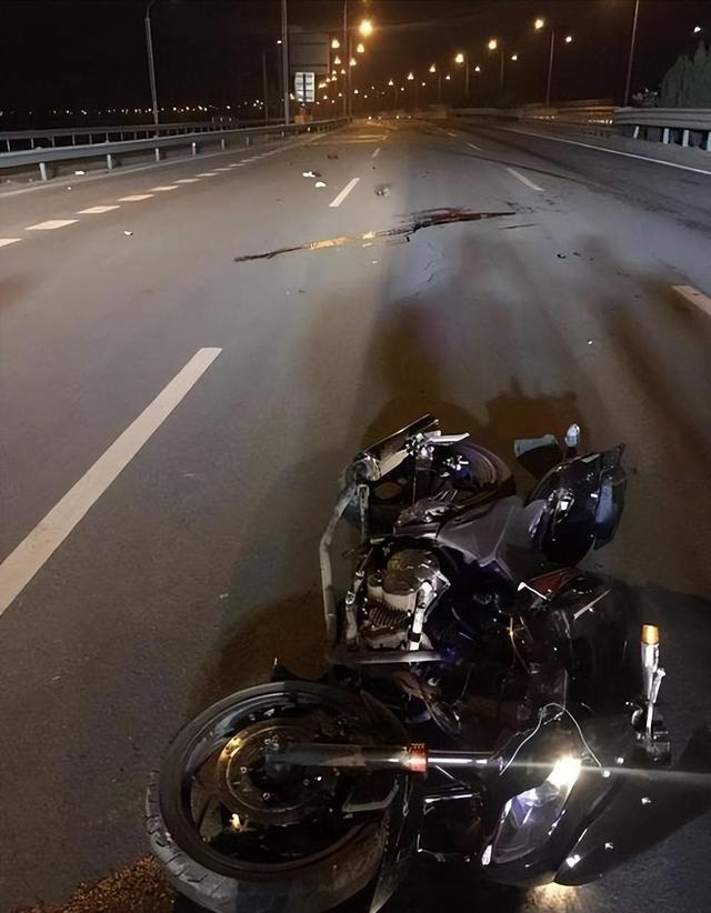 重庆摩托飙车2人死亡，现场惨烈，女子挂护栏上，目击者曝全过程