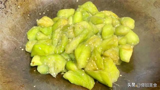 炒茄子不要过油和直接下锅！教你正确做法，茄子鲜嫩入味、不吸油
