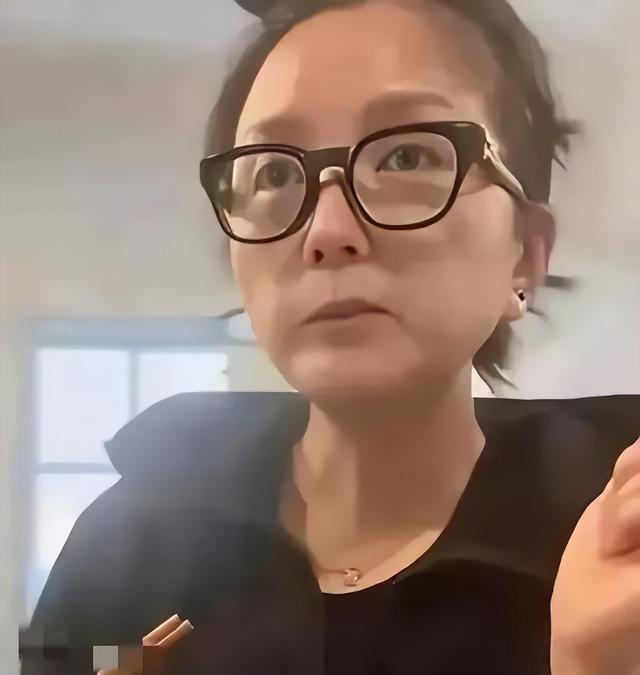 40岁何洁瘦成排骨胸！带三个孩子 为了生活经常直播到凌晨三四点
