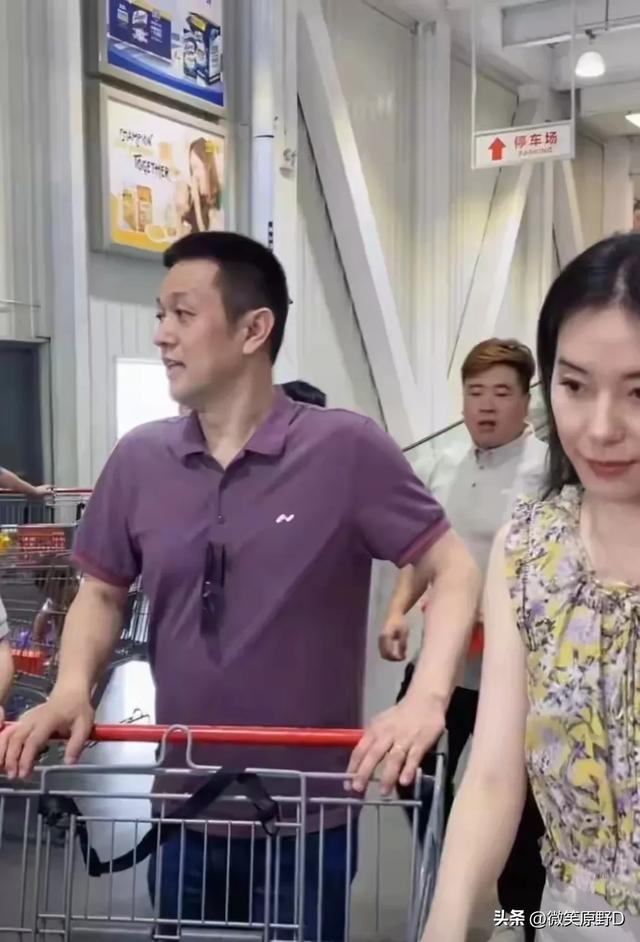 网友超市偶遇李斌夫妇！CEO零架子握手拍照，妻子侧颜美上热搜