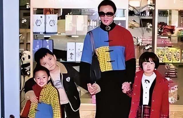 面相变了！逃到国外仅半年，金星近照曝光，风光不再越来越像男人