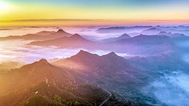 天上王城：云海与日出的加冕