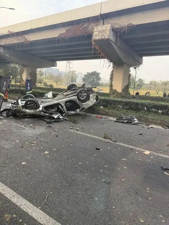 四川成都一轿车撞上高架桥桥墩后弹飞翻车，四轮朝天，车辆严重变形，医院称目前有一伤者仍在ICU