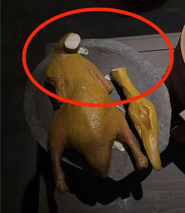 多名孩子闯进博物馆禁区，家长在旁鼓励：拍张照！