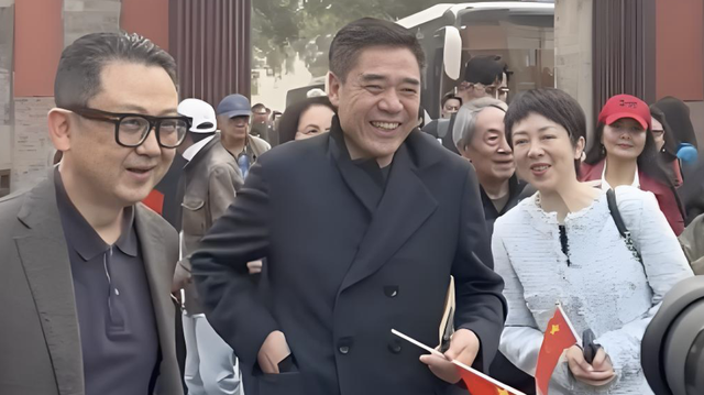 内娱这天，站位暴露江湖地位，唐国强张丰毅站一边，C位雷打不动