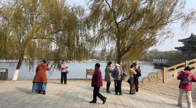 气温升人气旺 景区客流攀升