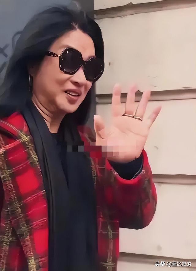 面相变了！拒绝道歉，“逃往”法国，57岁金星满脸褶子胸都小了