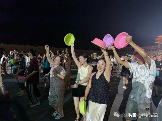 电音+泼水节+美食，云梦的夏夜嗨爆啦！