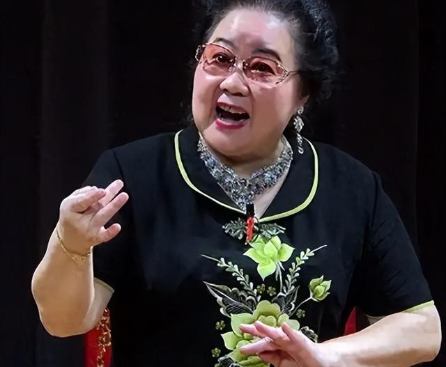 吃里爬外，永不回国？她带领30名演员选择留美，如今年过花甲归来