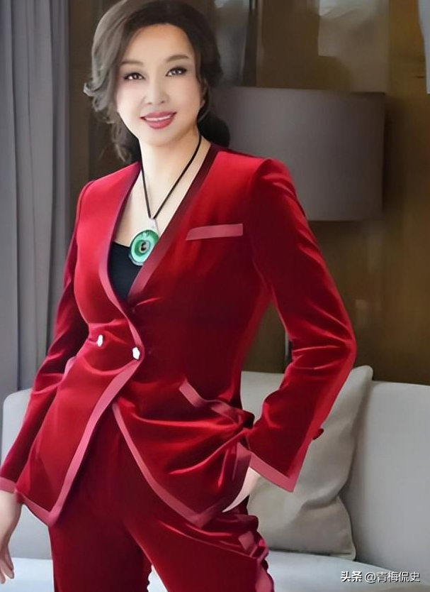 钱再多有什么用？75岁的“风流妖精”刘晓庆，已经走上另一条道路