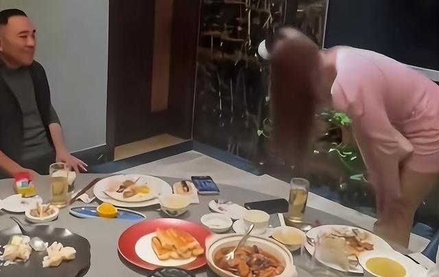 63岁杨议收美女徒弟，女生穿得花枝招展鞠躬敬茶，牵手贴脸引争议