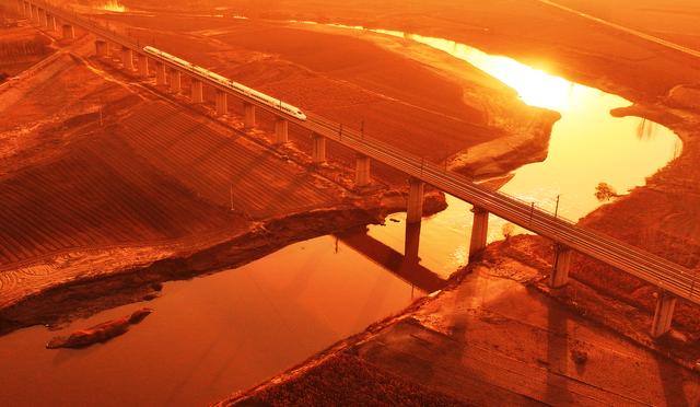 #运城头条#山西绛州：汾河岸畔高铁汾河“龙飞凤舞”入画来