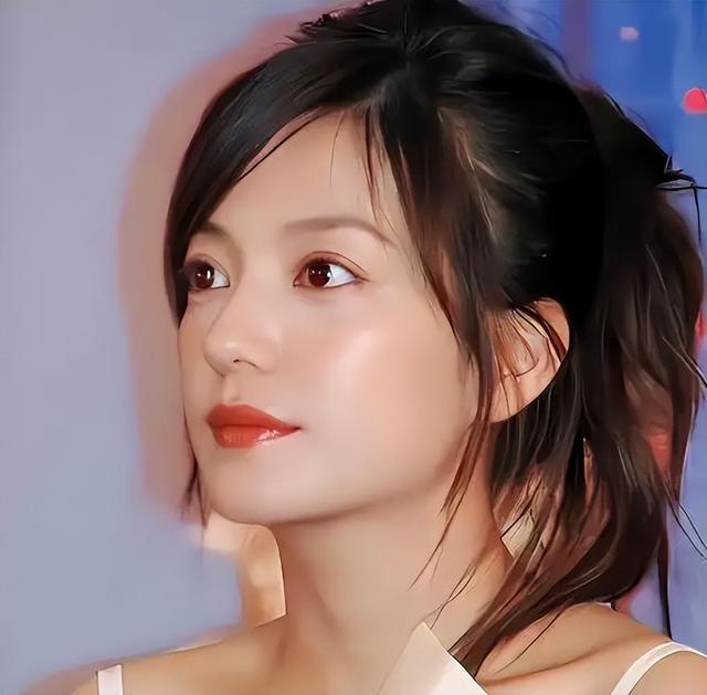 面相又变了！49岁赵薇广东吃饭	，又老又瘦没架子，却再无回头路走