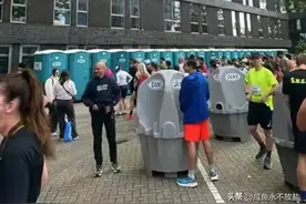 荒唐！巴黎“露天厕所”成景点，无遮挡当街撒尿，着实难以接受！图片