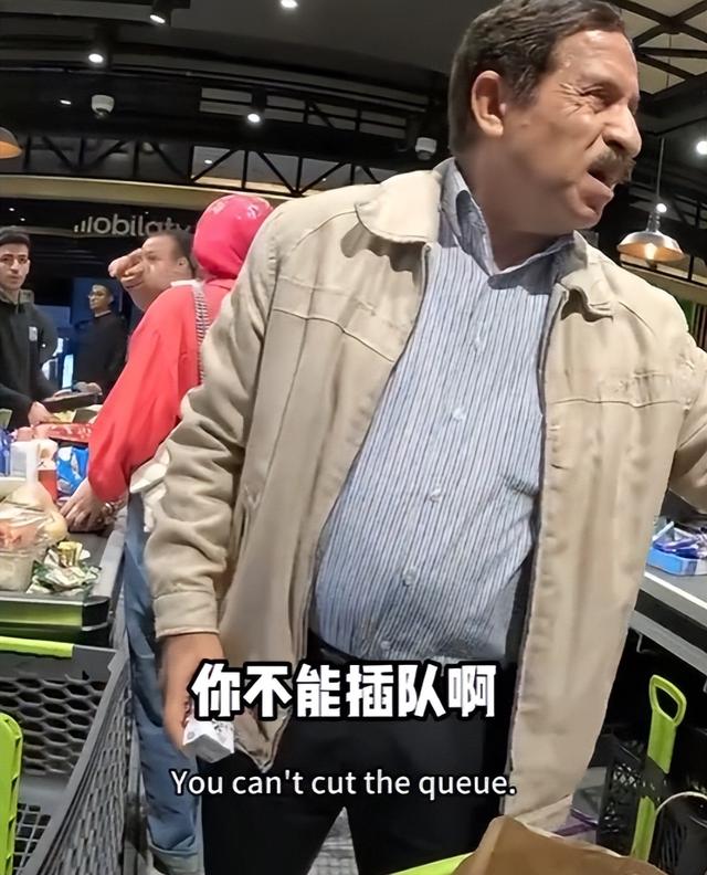 解气！俩中国女生埃及游，与当地5人互殴，完胜后获围观者竖拇指