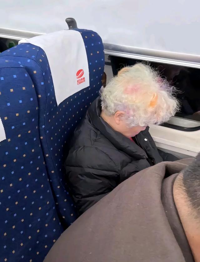 绝了！博主本想晒发型，结果评论区出现大哥喜欢奥特之母，已笑疯