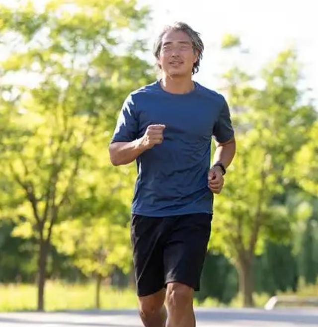 42岁男子每天慢跑5公里降糖，1年后蛋白尿，其亲身经历提醒所有人