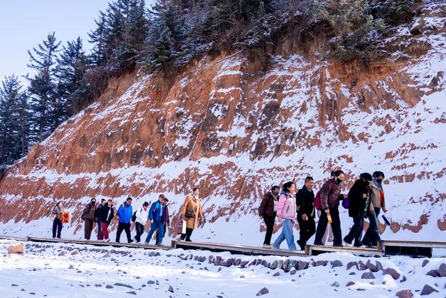 祁连山下燃激情——2025年“双11”全国持杖行走联动日(张掖肃南站)活动成功举办