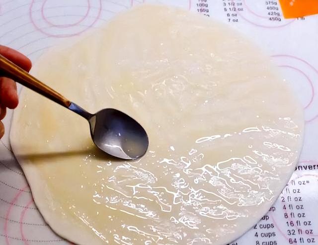 怎么烙饼不硬？教你一招，多加1料，油饼又软又多层，好吃不发硬