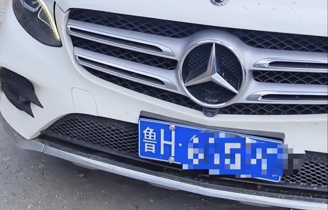奔驰车逆行后续：踹车骂人拒赔偿，录像很炸裂，身份被扒 难怪嚣张
