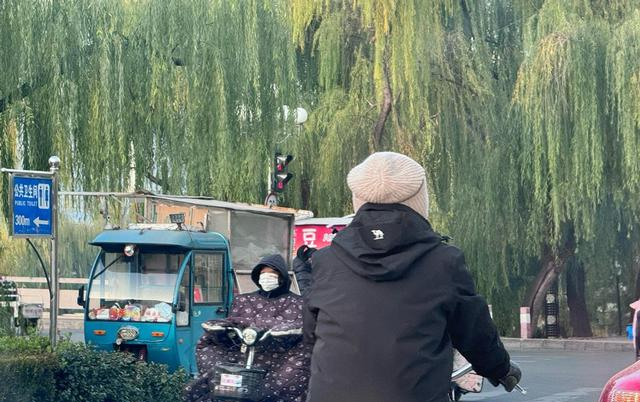 你知道吗，这个冬天暖气吹得太热，结果有人都睡不好觉，然后一