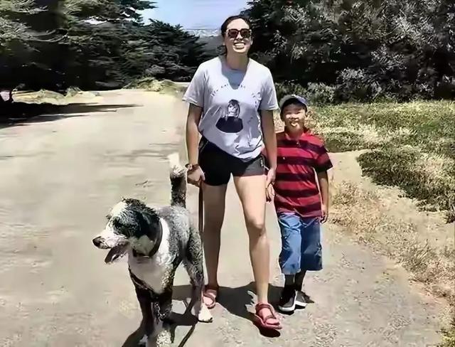 郎平女儿白浪在美国 和弟弟白帝同行 姐弟俩笑容灿烂 举止温柔很可爱