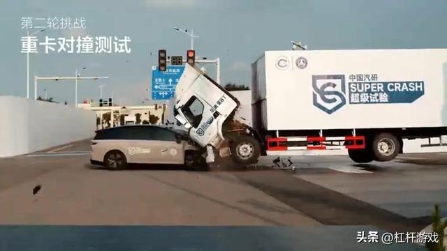 理想i8对撞重卡“撞翻”了谁