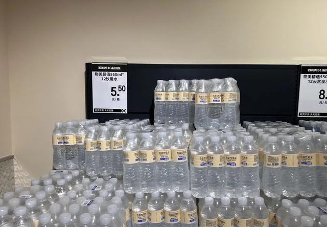 当5块钱12瓶的矿泉水开始出现，中国进入了硬折扣时代