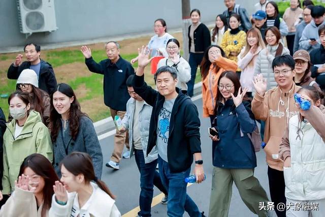郑州城市职业学院举行2025年教职工秋季登山暨迷你马拉松活动