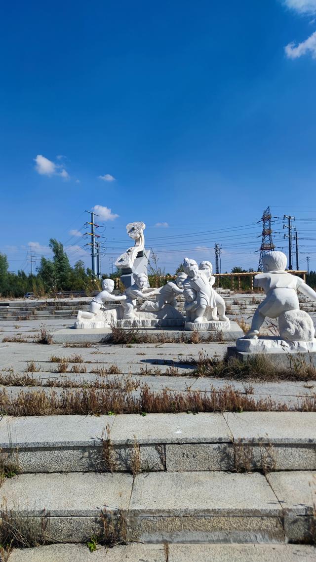 乌兰察布霸王河大桥两岸，河水缓缓流淌，两岸绿树成荫，空气清新