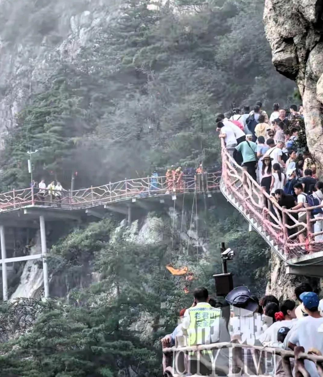河南老君山景区一游客坠崖，全过程曝光，网友怒怼：不值得同情！