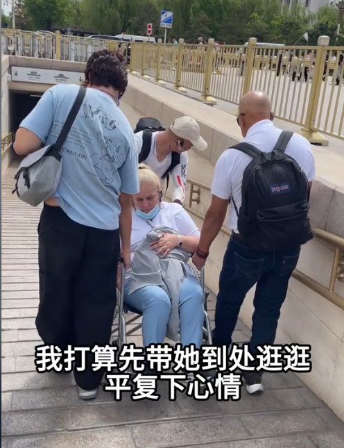 奇娜父母看升旗没哭，看完毛主席却崩溃暴哭，没想到被一小吃治愈