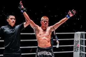 昨晚！罗唐被击倒！铁人也难扛凶猛肘击！图片