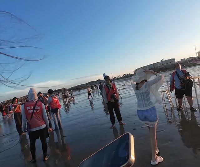 离谱！博主海边拍照遭驱赶，对方放话承包整片海岸，文旅出手了